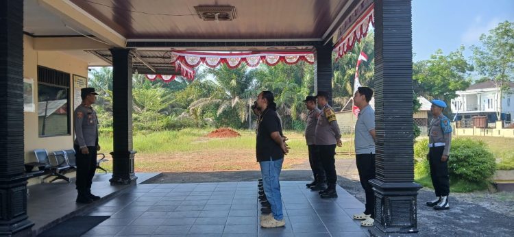 Kapolsek Rakumpit Iptu Didik Suhardianto memberikan amanat kepada personel saat apel pagi di Mapolsek Rakumpit sebagai penguatan kesiapan dalam pelaksanaan tugas.