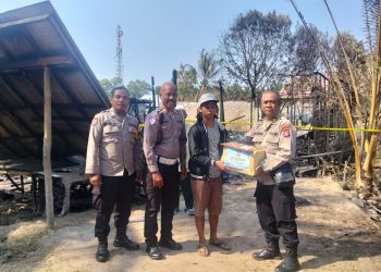Personel Polsek Pahandut menyambangi korban kebakaran rumah di Jalan Mendawai I, Kelurahan Palangka, Kecamatan Jekan Raya, untuk memberikan bantuan sekaligus dukungan moril.