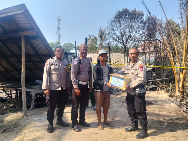 Personel Polsek Pahandut menyambangi korban kebakaran rumah di Jalan Mendawai I, Kelurahan Palangka, Kecamatan Jekan Raya, untuk memberikan bantuan sekaligus dukungan moril.