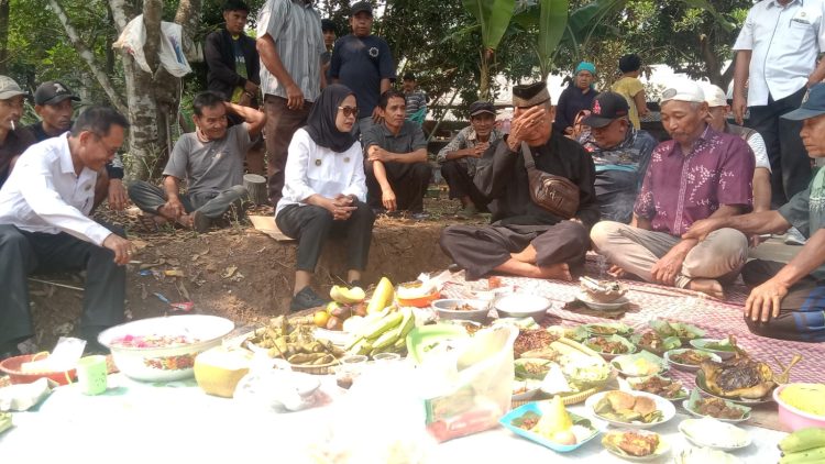 Kades Euis Sujana,S.DS mengikuti secara seksama acara syukuran bumi