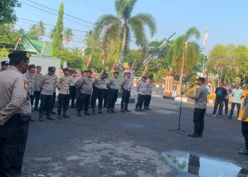Kapolsek Pahandut memimpin pelaksanaan apel di halaman mako sebagai bentuk pengecekan kesiapan personel sebelum melaksanakan tugas pelayanan kepada masyarakat.