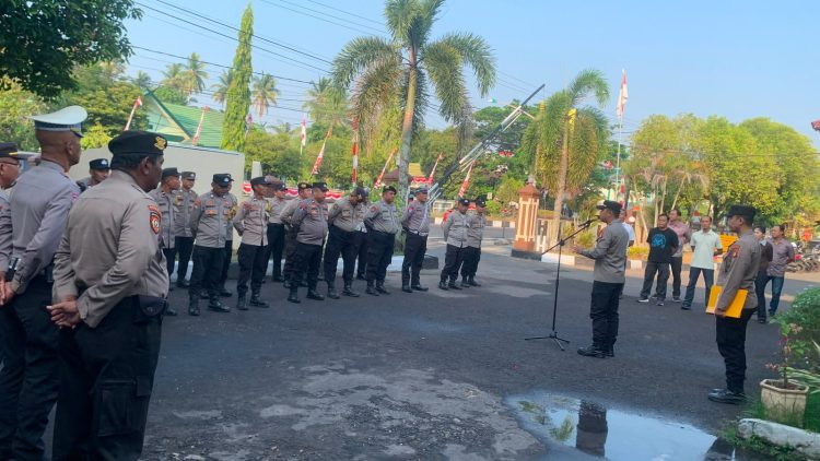 Kapolsek Pahandut memimpin pelaksanaan apel di halaman mako sebagai bentuk pengecekan kesiapan personel sebelum melaksanakan tugas pelayanan kepada masyarakat.