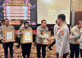 Wakapolres Seruyan Kompol Syaifullah, S.H., M.M. mewakili Polres Seruyan menerima piagam penghargaan atas capaian kategori Pelayanan Prima dengan predikat Sangat Baik Tahun 2026.