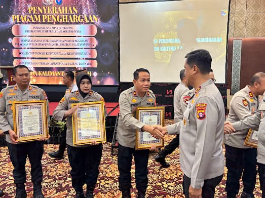 Wakapolres Seruyan Kompol Syaifullah, S.H., M.M. mewakili Polres Seruyan menerima piagam penghargaan atas capaian kategori Pelayanan Prima dengan predikat Sangat Baik Tahun 2026.