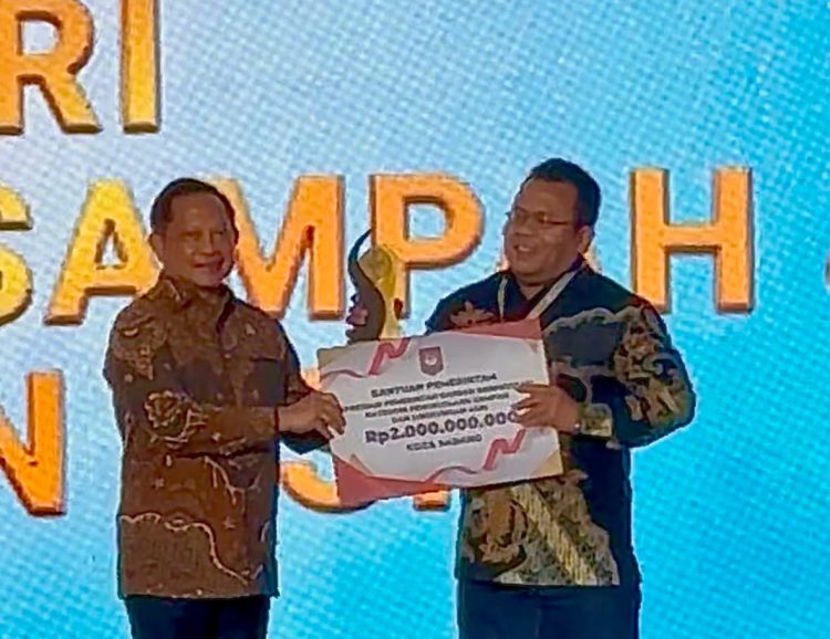 Penghargaan tersebut diterima dalam Malam Apresiasi Pemerintah Daerah Berprestasi Tahun 2026 yang berlangsung di Hotel Radisson Batam, Rabu (12/8) malam.
