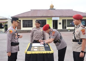 Upacara Sertijab dipimpin langsung oleh Kapolres Dairi AKBP Otniel Siahaan, S.I.K., M.I.K. dan dihadiri para pejabat utama serta seluruh personel Polres Dairi.