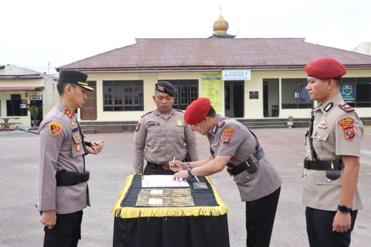 Upacara Sertijab dipimpin langsung oleh Kapolres Dairi AKBP Otniel Siahaan, S.I.K., M.I.K. dan dihadiri para pejabat utama serta seluruh personel Polres Dairi.