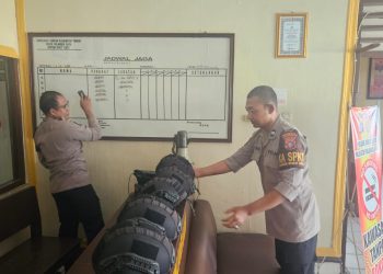 Personel Polsek Bukit Batu melaksanakan pemeriksaan peralatan dinas yang digunakan dalam tugas penjagaan sebagai langkah memastikan seluruh perlengkapan berada dalam kondisi siap digunakan.
