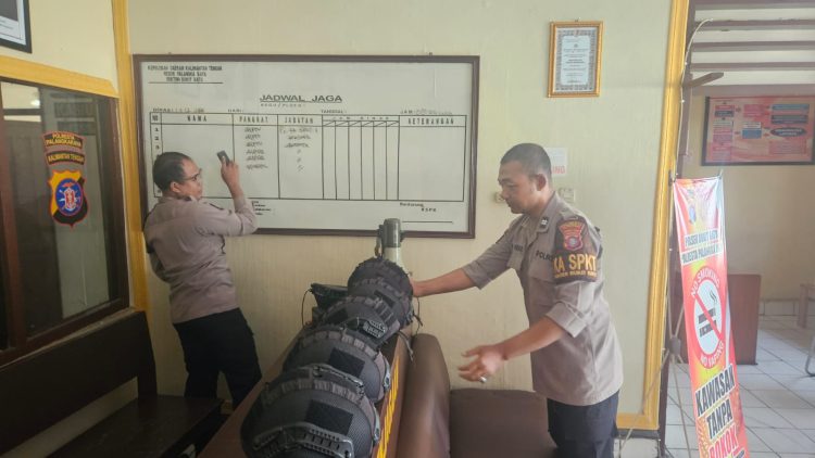 Personel Polsek Bukit Batu melaksanakan pemeriksaan peralatan dinas yang digunakan dalam tugas penjagaan sebagai langkah memastikan seluruh perlengkapan berada dalam kondisi siap digunakan.