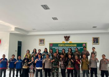 Personel Satbinmas Polresta Palangka Raya mengikuti kegiatan penyelenggaraan komunikasi sosial Pembinaan Kesadaran Bela Negara (PKBN) bersama aparatur sipil negara (ASN) di Makodim 1016/Palangka Raya.