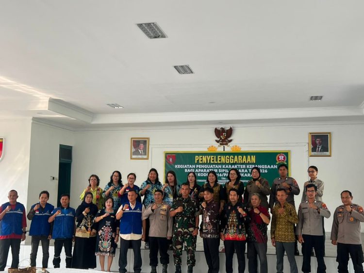 Personel Satbinmas Polresta Palangka Raya mengikuti kegiatan penyelenggaraan komunikasi sosial Pembinaan Kesadaran Bela Negara (PKBN) bersama aparatur sipil negara (ASN) di Makodim 1016/Palangka Raya.