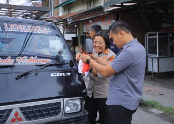 Polres Samosir membagikan sekaligus memasangkan 300 lembar Bendera Merah Putih pada kendaraan masyarakat, Jumat (14/8/2026).