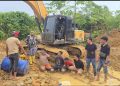 petugas berhasil mengamankan dua unit alat berat jenis excavator (beko) dari dua lokasi yang diduga digunakan untuk aktivitas pertambangan emas Ilegal.