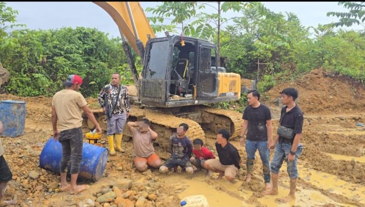 petugas berhasil mengamankan dua unit alat berat jenis excavator (beko) dari dua lokasi yang diduga digunakan untuk aktivitas pertambangan emas Ilegal.