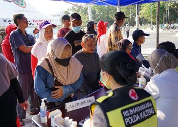 Rumah Sakit (Rumkit) Bhayangkara Tingkat III Palangka Raya menggelar pelayanan kesehatan gratis bagi masyarakat di kawasan Car Free Day (CFD) Kota Palangka Raya, Minggu (16/8/2026). Kegiatan ini menjadi wujud kepedulian Polri dalam memberikan pelayanan kesehatan yang mudah diakses dan bermanfaat bagi masyarakat.