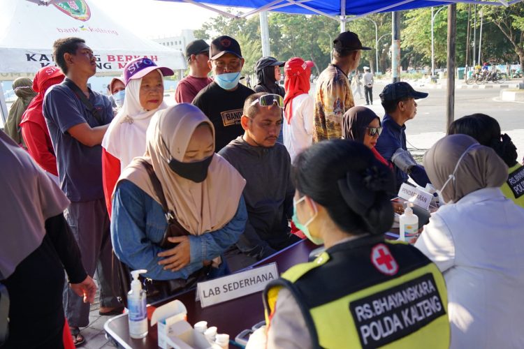 Rumah Sakit (Rumkit) Bhayangkara Tingkat III Palangka Raya menggelar pelayanan kesehatan gratis bagi masyarakat di kawasan Car Free Day (CFD) Kota Palangka Raya, Minggu (16/8/2026). Kegiatan ini menjadi wujud kepedulian Polri dalam memberikan pelayanan kesehatan yang mudah diakses dan bermanfaat bagi masyarakat.
