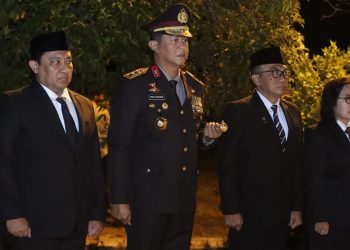 Bertindak selaku Inspektur Upacara (Irup) dalam apel kehormatan dan renungan suci HUT Kemerdekaan RI ke-81 tahun ini, Pangdam XXII Tambun Bungai, Mayjen TNI Zainul Arifin, dan dihadiri Gubernur Kalteng H. Agustiar Sabran, Kapolda Irjen Pol Iwan Kurniawan, Wakil Gubernur dan sejumlah forkopimda Kalteng lainnya.