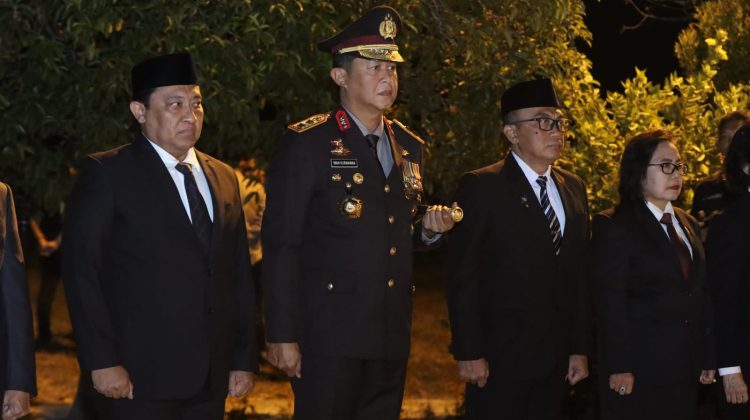 Bertindak selaku Inspektur Upacara (Irup) dalam apel kehormatan dan renungan suci HUT Kemerdekaan RI ke-81 tahun ini, Pangdam XXII Tambun Bungai, Mayjen TNI Zainul Arifin, dan dihadiri Gubernur Kalteng H. Agustiar Sabran, Kapolda Irjen Pol Iwan Kurniawan, Wakil Gubernur dan sejumlah forkopimda Kalteng lainnya.