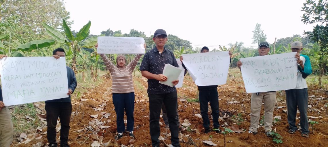 Muhammah Subhan Menyampaikan Kekecewaannya terhadap sentul city yang tidak mematuhi hukum,dibarengi slogan poster mendukung keadilan.
