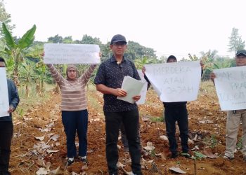 Muhammah Subhan Menyampaikan Kekecewaannya terhadap sentul city yang tidak mematuhi hukum,dibarengi slogan poster mendukung keadilan.
