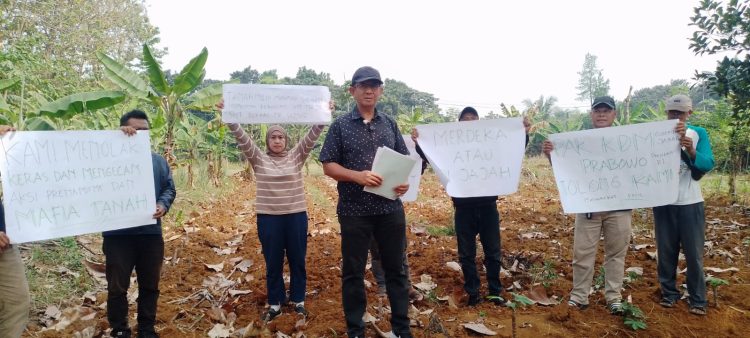Muhammah Subhan Menyampaikan Kekecewaannya terhadap sentul city yang tidak mematuhi hukum,dibarengi slogan poster mendukung keadilan.