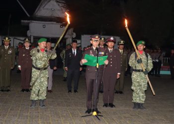 Polres Dairi bersama Kodim 0206 Dairi dan Pemerintah Kabupaten Dairi melaksanakan Apel Kehormatan dan Renungan Suci di Taman Makam Pahlawan (TMP) Panji Sibura-Bura, Kecamatan Sidikalang, Kabupaten Dairi, Minggu (16/8/2026) tepat pukul 00.00 WIB.