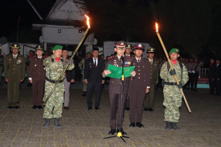 Polres Dairi bersama Kodim 0206 Dairi dan Pemerintah Kabupaten Dairi melaksanakan Apel Kehormatan dan Renungan Suci di Taman Makam Pahlawan (TMP) Panji Sibura-Bura, Kecamatan Sidikalang, Kabupaten Dairi, Minggu (16/8/2026) tepat pukul 00.00 WIB.