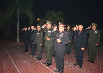 Kapolres Kotim AKBP Resky Maulana Zulkarnain, S.H., S.I.K., M.H., menghadiri langsung upacara apel kehormatan dan renungan suci dalam rangka memperingati Hari Ulang Tahun (HUT) ke-81 Kemerdekaan Republik Indonesia di Taman Makam Pahlawan (TMP) Batarung, Jl. Jenderal Sudirman Km 8 Sampit, Minggu (16/8) tengah malam.