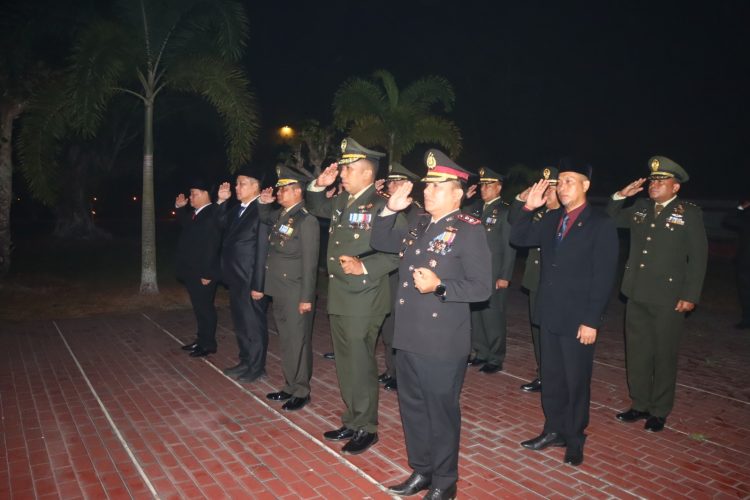 Kapolres Kotim AKBP Resky Maulana Zulkarnain, S.H., S.I.K., M.H., menghadiri langsung upacara apel kehormatan dan renungan suci dalam rangka memperingati Hari Ulang Tahun (HUT) ke-81 Kemerdekaan Republik Indonesia di Taman Makam Pahlawan (TMP) Batarung, Jl. Jenderal Sudirman Km 8 Sampit, Minggu (16/8) tengah malam.