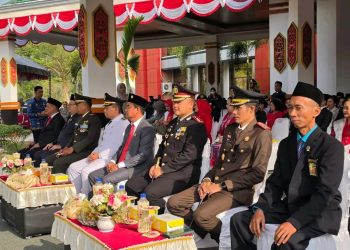 Kapolres Katingan AKBP Dodik Hartono, S.H., S.I.K., M.H., mengikuti upacara peringatan Hari Ulang Tahun (HUT) ke-81 Kemerdekaan Republik Indonesia yang digelar di halaman Kantor Bupati Katingan, Senin (17/8/2026)