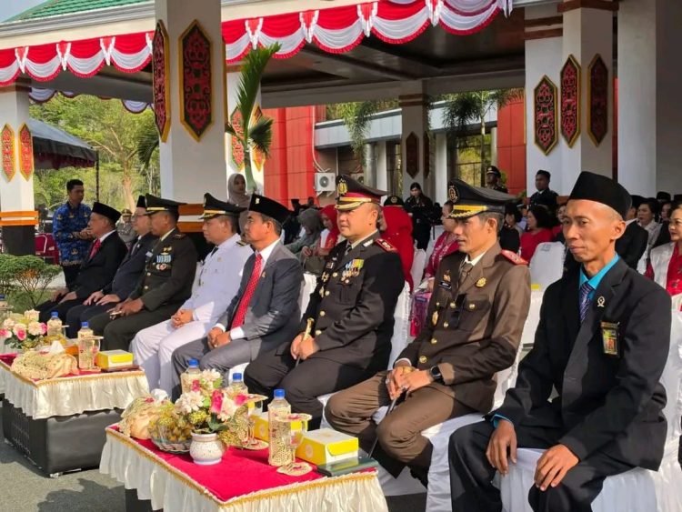 Kapolres Katingan AKBP Dodik Hartono, S.H., S.I.K., M.H., mengikuti upacara peringatan Hari Ulang Tahun (HUT) ke-81 Kemerdekaan Republik Indonesia yang digelar di halaman Kantor Bupati Katingan, Senin (17/8/2026)