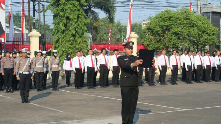 Polresta Palangka Raya menyelenggarakan upacara bendera dalam rangka memperingati Hari Proklamasi Kemerdekaan Republik Indonesia ke-81 di halaman Mapolresta Palangka Raya, Senin (17/8/2026).