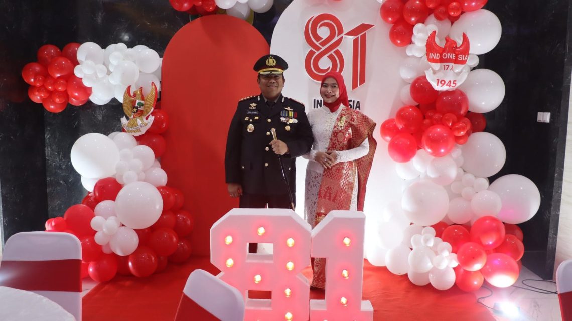 Kapolresta Palangka Raya Kombes Pol Dedy Supriadi, S.I.K., M.H., bersama Ketua Bhayangkari Cabang Kota Palangka Raya Ny. Ayi Dedy Supriadi menghadiri upacara peringatan Hari Ulang Tahun ke-81 Kemerdekaan Republik Indonesia di halaman Kantor Wali Kota Palangka Raya.