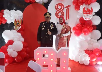 Kapolresta Palangka Raya Kombes Pol Dedy Supriadi, S.I.K., M.H., bersama Ketua Bhayangkari Cabang Kota Palangka Raya Ny. Ayi Dedy Supriadi menghadiri upacara peringatan Hari Ulang Tahun ke-81 Kemerdekaan Republik Indonesia di halaman Kantor Wali Kota Palangka Raya.