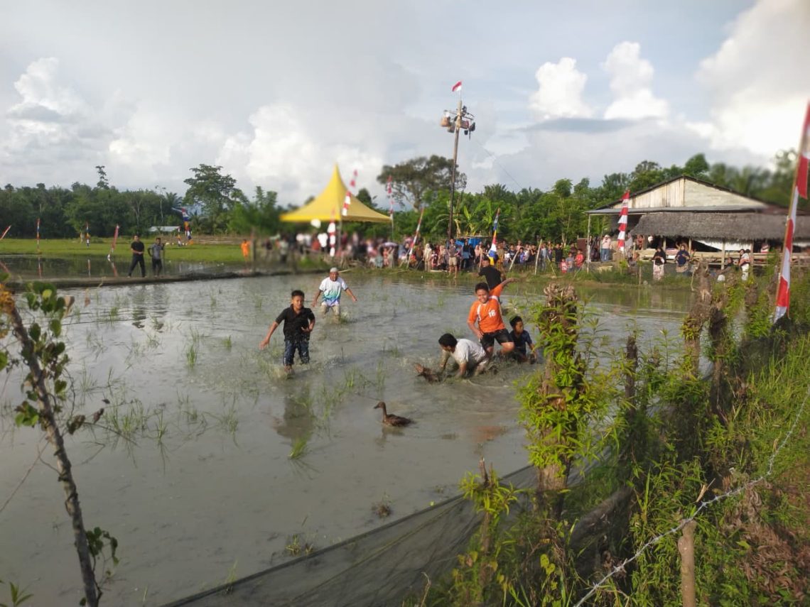 organisasi kepemudaan tunas karya gampong krueng ceuko kecamatan seunagan provinsi Aceh, senin (17/08) menggelar berbagai perlombaan bagi masyarakat setempat dan diikuti dengan sangat antusias oleh warga setempat.
