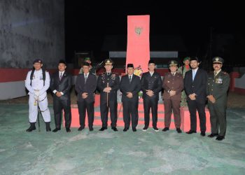 Kapolres Seruyan AKBP Beddy Suwendi, S.H., S.I.K. menghadiri Apel Kehormatan dan Renungan Suci (AKRS) dalam rangka memperingati Hari Ulang Tahun Kemerdekaan Republik Indonesia Ke-81 yang digelar di Taman Makam Pahlawan Pasir Kencana Kuala Pembuang, Kecamatan Seruyan Hilir, Minggu (16/8/2026) sekitar pukul 23.50 WIB.