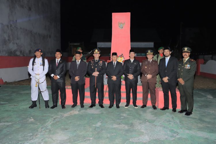 Kapolres Seruyan AKBP Beddy Suwendi, S.H., S.I.K. menghadiri Apel Kehormatan dan Renungan Suci (AKRS) dalam rangka memperingati Hari Ulang Tahun Kemerdekaan Republik Indonesia Ke-81 yang digelar di Taman Makam Pahlawan Pasir Kencana Kuala Pembuang, Kecamatan Seruyan Hilir, Minggu (16/8/2026) sekitar pukul 23.50 WIB.