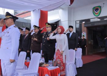 Kapolres Seruyan AKBP Beddy Suwendi, S.H., S.I.K. didampingi Ketua Bhayangkari Cabang Seruyan Ny. Putri Beddy mengikuti Upacara Peringatan Hari Ulang Tahun (HUT) Ke-81 Kemerdekaan Republik Indonesia Tahun 2026 di Halaman Kantor Bupati Seruyan, Senin (17/8/2026) pukul 07.30 WIB.
