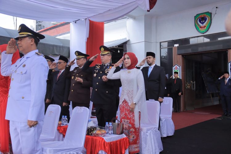 Kapolres Seruyan AKBP Beddy Suwendi, S.H., S.I.K. didampingi Ketua Bhayangkari Cabang Seruyan Ny. Putri Beddy mengikuti Upacara Peringatan Hari Ulang Tahun (HUT) Ke-81 Kemerdekaan Republik Indonesia Tahun 2026 di Halaman Kantor Bupati Seruyan, Senin (17/8/2026) pukul 07.30 WIB.
