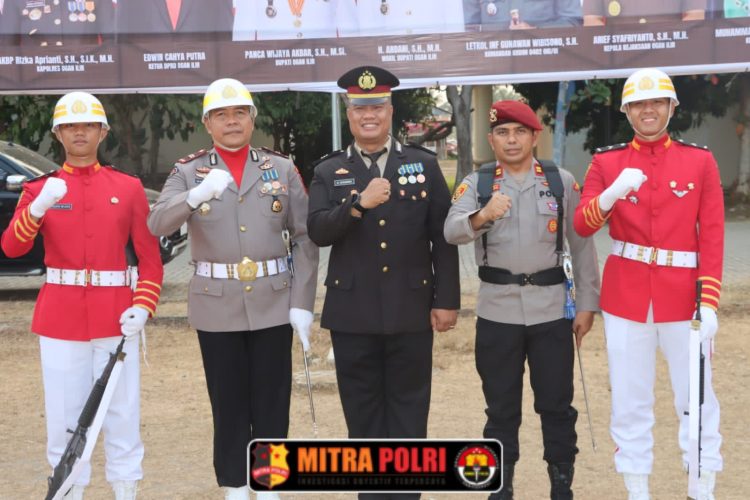 Kasi Humas Polres Ogan Ilir IPTU Mansyur,A.Md.Kep., S.H. dipercaya menjadi Komandan Upacara Penurunan Bendera Merah Putih dalam rangka peringatan HUT Kemerdekaan RI ke-81.