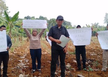 Muhammah Subhan Menyampaikan Kekecewaannya terhadap sentul city yang tidak mematuhi hukum,dibarengi slogan poster mendukung keadilan.