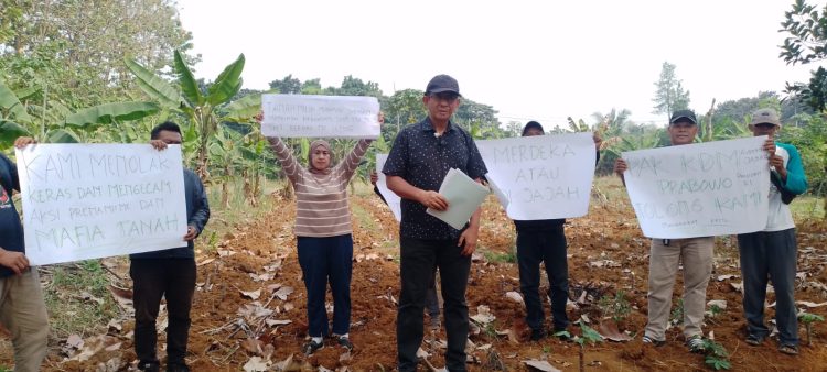 Muhammah Subhan Menyampaikan Kekecewaannya terhadap sentul city yang tidak mematuhi hukum,dibarengi slogan poster mendukung keadilan.