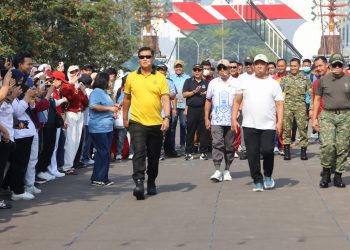 Kapolda Kalteng Irjen Pol Iwan Kurniawan, bersama Gubernur H. Agustiar Sabran, Pangdam XXII Tambun Bungai dan unsur Forkopimda mengikuti berbagai perlombaan yang digelar di Halaman Istana Isen Mulang, Rumjab Gubernur, Selasa (18/8/2026).