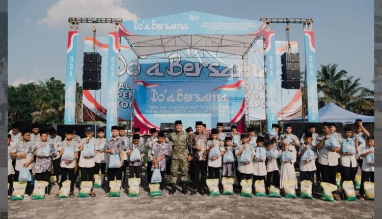 Pebriyan Winaldi, Direktur PT Green Palma Riau Jaya, sekaligus Ketua DPP Elang 3 Hambalang Riau menghadirkan kegiatan sosial bertajuk “Berkah Kemerdekaan, Menebarkan Kebaikan” dengan membagikan 1.000 paket sembako dan 1.000 karung beras kepada masyarakat Kampar.