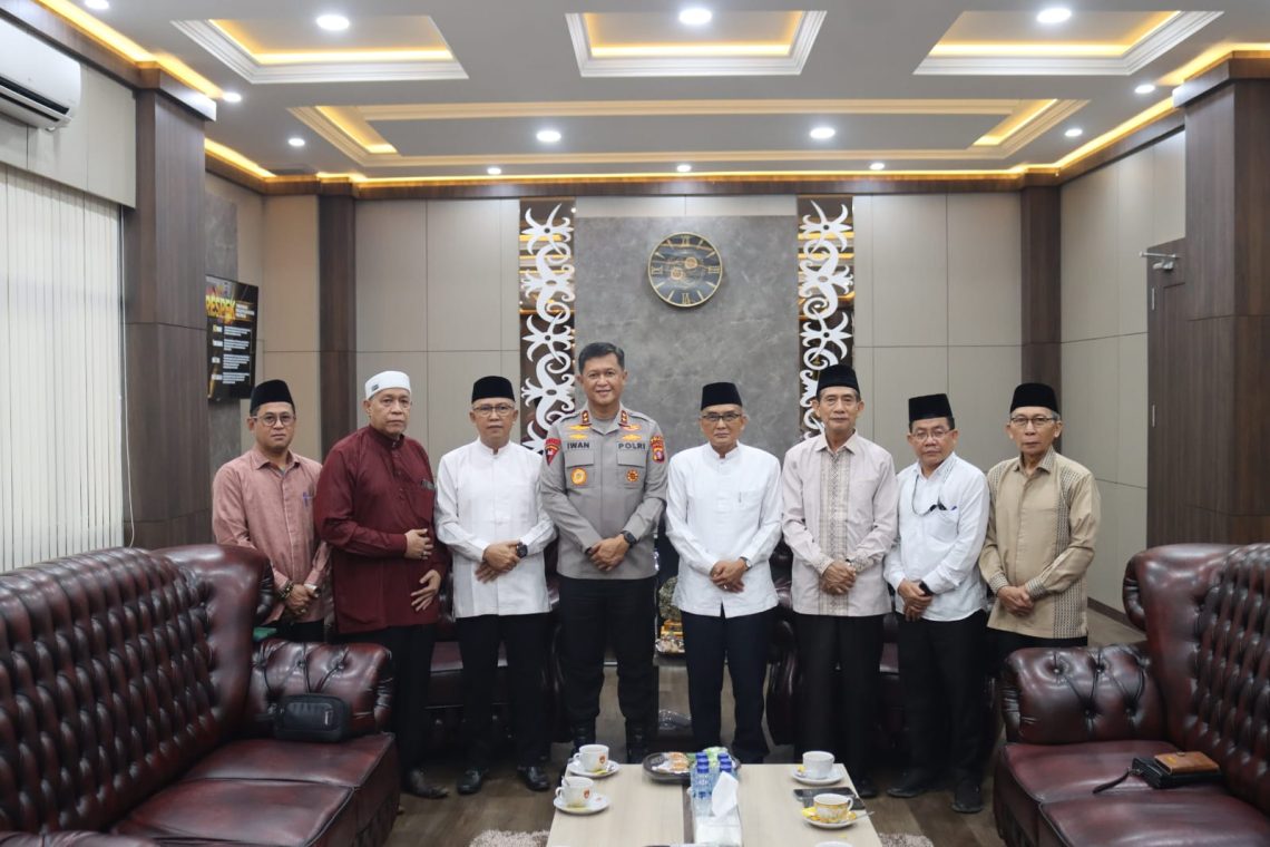 Kapolda Kalimantan Tengah (Kalteng) Irjen Pol Iwan Kurniawan, menerima audiensi Pengurus Wilayah Nahdlatul Ulama (PWNU) di Mapolda Kalteng. Pertemuan ini berlangsung dalam suasana hangat dan penuh kekeluargaan, Selasa (18/8/2026).