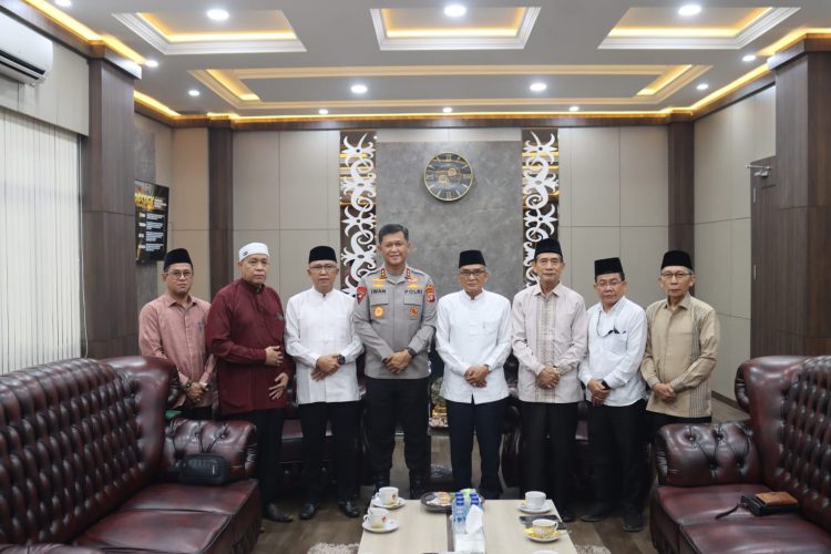 Kapolda Kalimantan Tengah (Kalteng) Irjen Pol Iwan Kurniawan, menerima audiensi Pengurus Wilayah Nahdlatul Ulama (PWNU) di Mapolda Kalteng. Pertemuan ini berlangsung dalam suasana hangat dan penuh kekeluargaan, Selasa (18/8/2026).