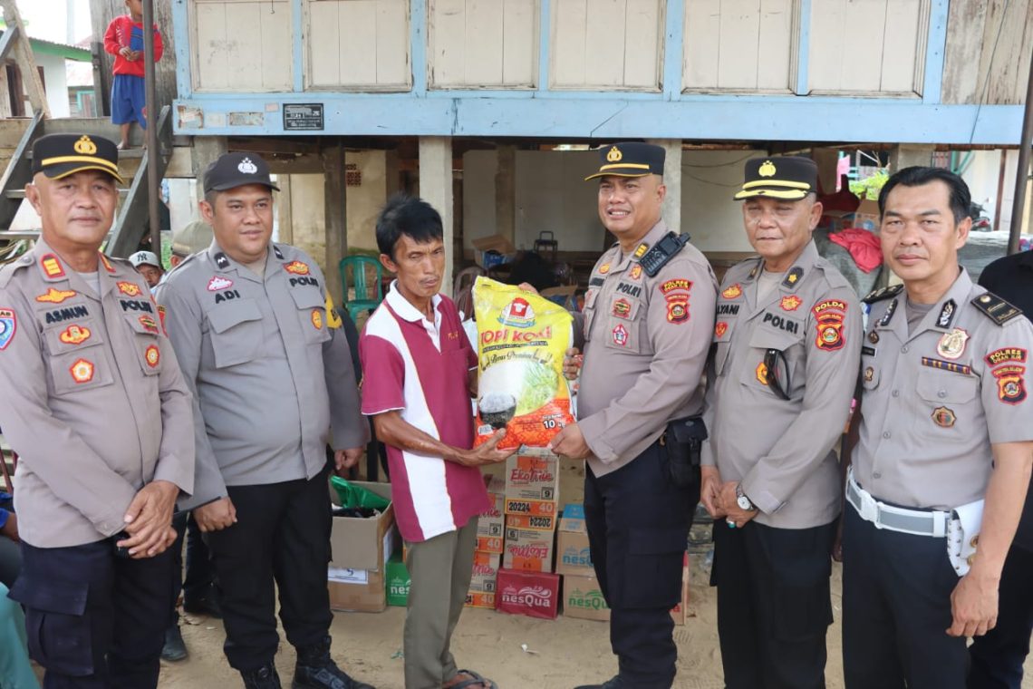 Polres Ogan Ilir bersama Polsek Pemulutan menyalurkan bantuan sosial kepada korban kebakaran di Desa Pemulutan Ilir, Kecamatan Pemulutan, Kabupaten Ogan Ilir, Selasa (18/8/2026).