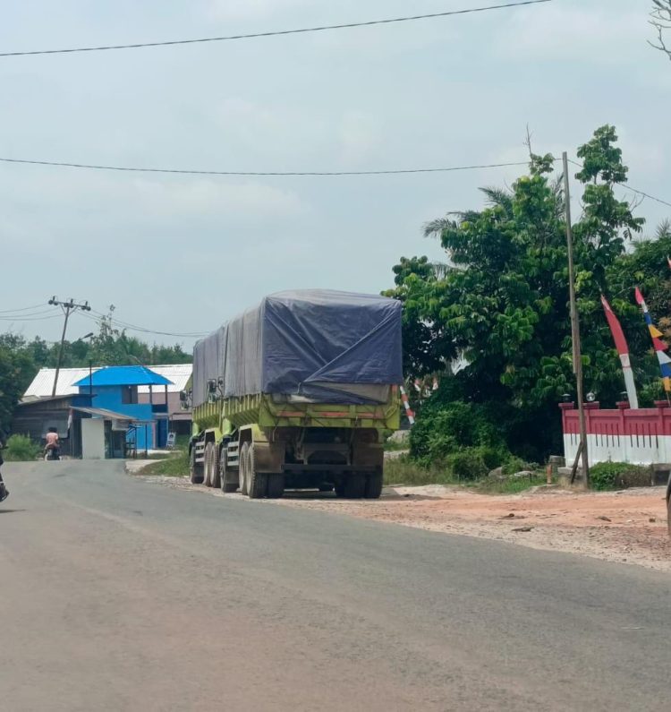 Aktivitas angkutan batu bara yang melintas di ruas jalan negara dari wilayah Kabupaten Katingan menuju Kabupaten Kotawaringin Timur (Kotim), Kalimantan Tengah, menuai keresahan masyarakat. Rabu 19/08/2026.