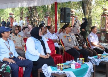 Kegiatan ini dihadiri Kapolres Kotim AKBP Resky Maulana Zulkarnain, S.H., S.I.K., M.H. didampingi Kabag Log Polres Kotim AKP Sriyono, S.H. Bupati Kotim H. Halikinnor, S.H., M.M. bersama Wakil Bupati Hj. Irawati, S.Pd., M.AP, Kepala Bulog Kotim, Kepala Dinas Pertanian, Danramil Ketapang, Kepala Kejaksaan Negeri Kotim atau yang mewakili dan instansi terkait lainnya serta masyarakat penerima bantuan.