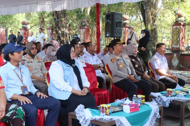 Kegiatan ini dihadiri Kapolres Kotim AKBP Resky Maulana Zulkarnain, S.H., S.I.K., M.H. didampingi Kabag Log Polres Kotim AKP Sriyono, S.H. Bupati Kotim H. Halikinnor, S.H., M.M. bersama Wakil Bupati Hj. Irawati, S.Pd., M.AP, Kepala Bulog Kotim, Kepala Dinas Pertanian, Danramil Ketapang, Kepala Kejaksaan Negeri Kotim atau yang mewakili dan instansi terkait lainnya serta masyarakat penerima bantuan.
